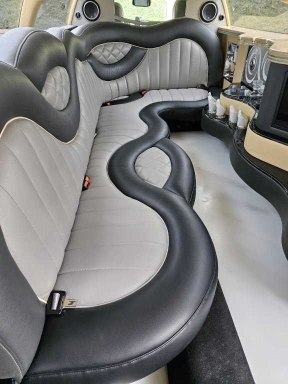 Geschwungene Sitzlandschaft einer Limousine