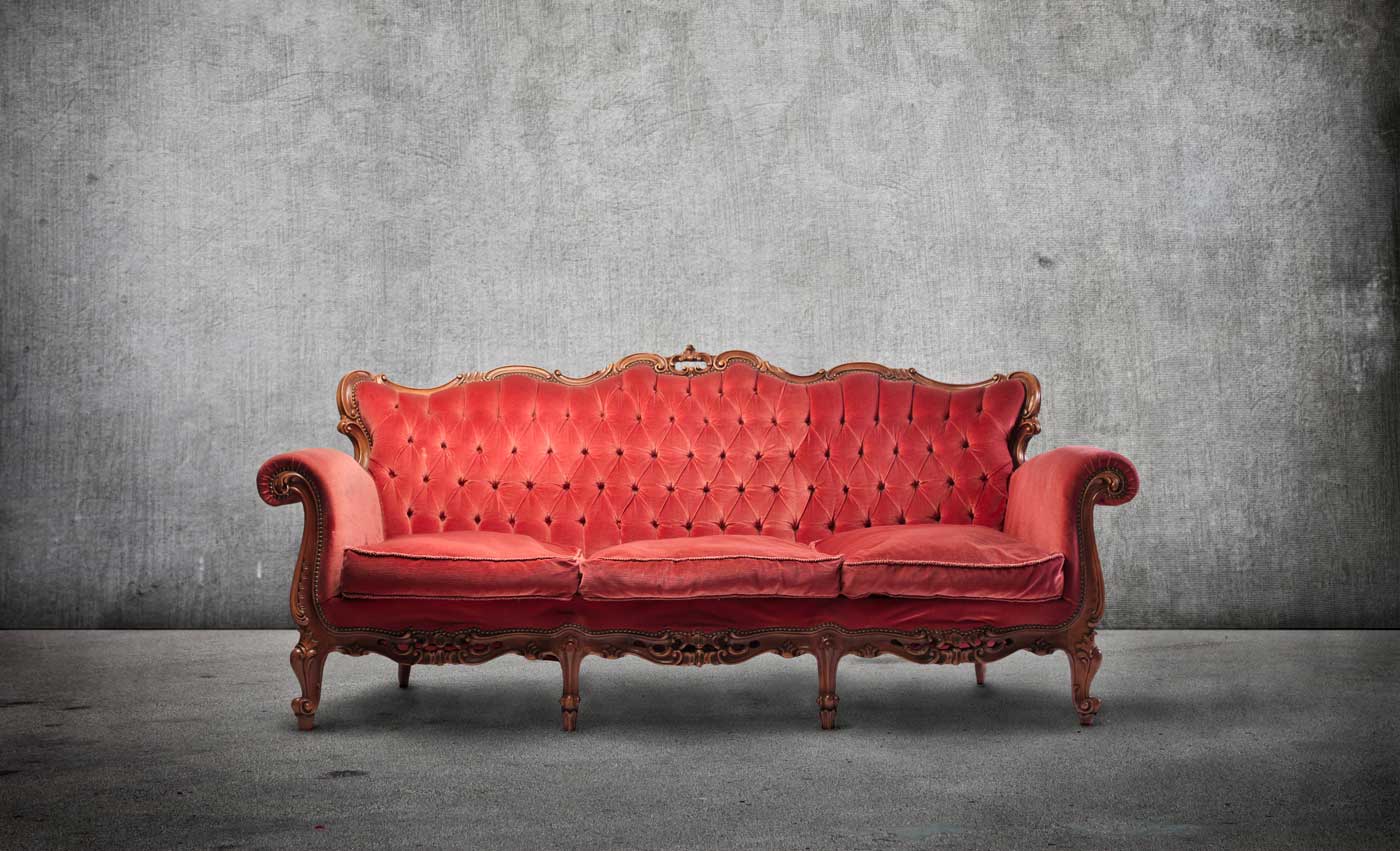 Aufwendig gepolstertes Vintage-Sofa mit rotem Samtbezug