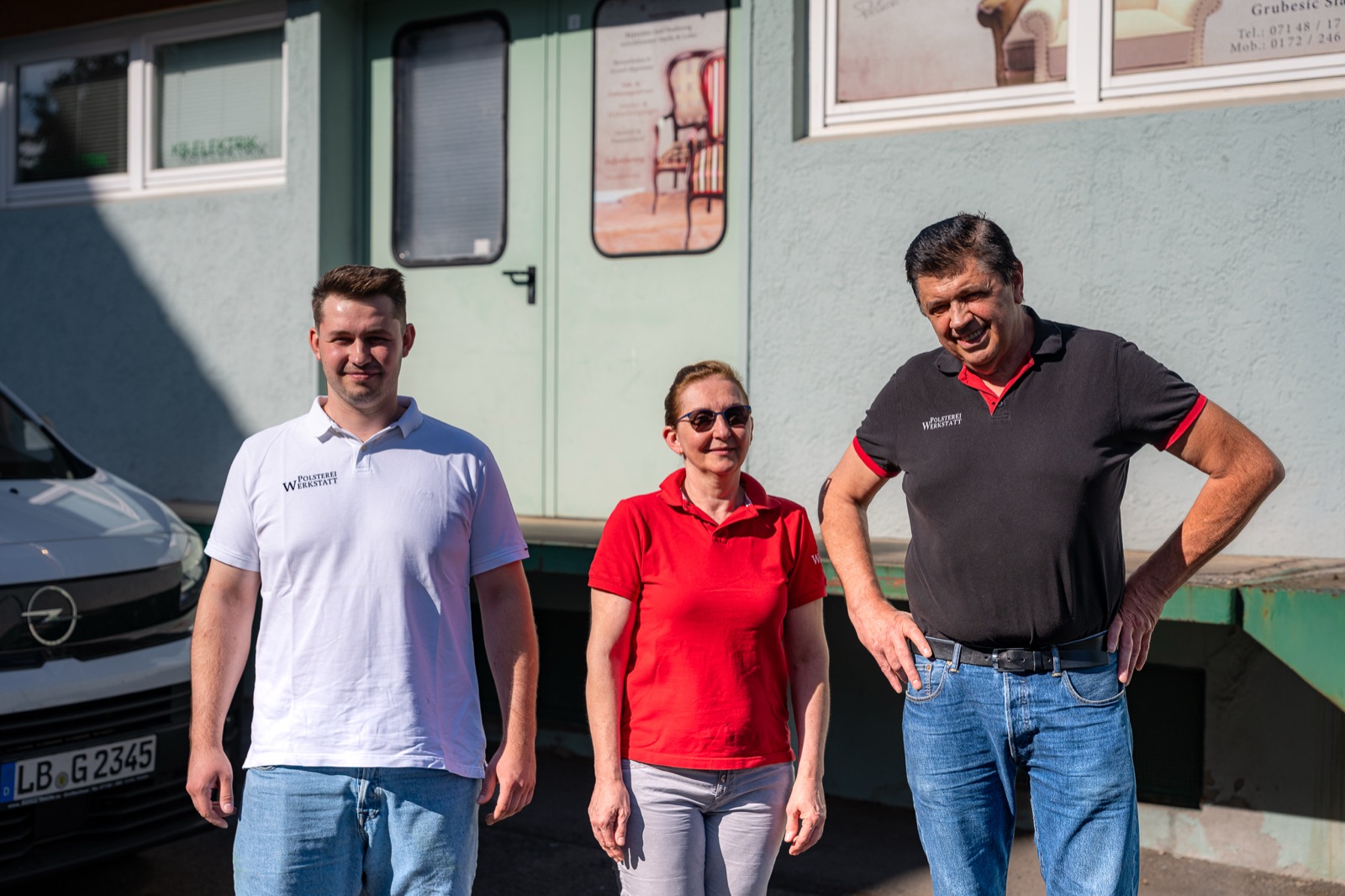 Slavica Grubesic mit ihrem Team vor der Polstereiwerkstatt Der Sofa-Retter